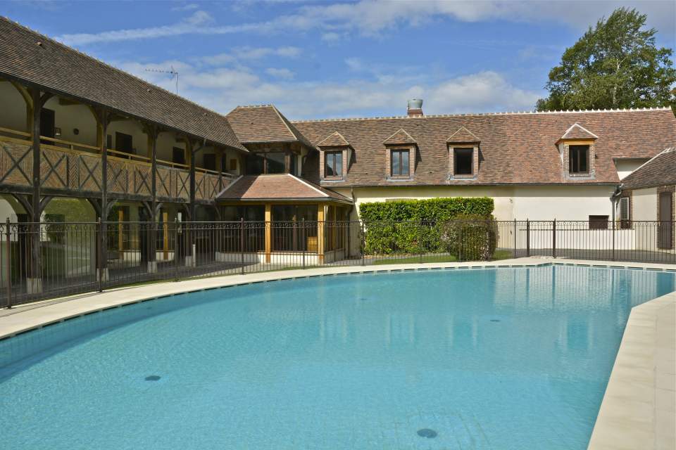 Piscine Chassy dans l'Yonne| Domaine &amp; Golf du Roncemay | Hotel 4 étoiles Auxerre