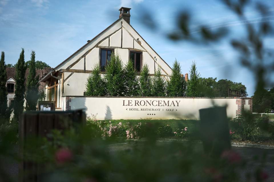Restaurants &amp; Bar
